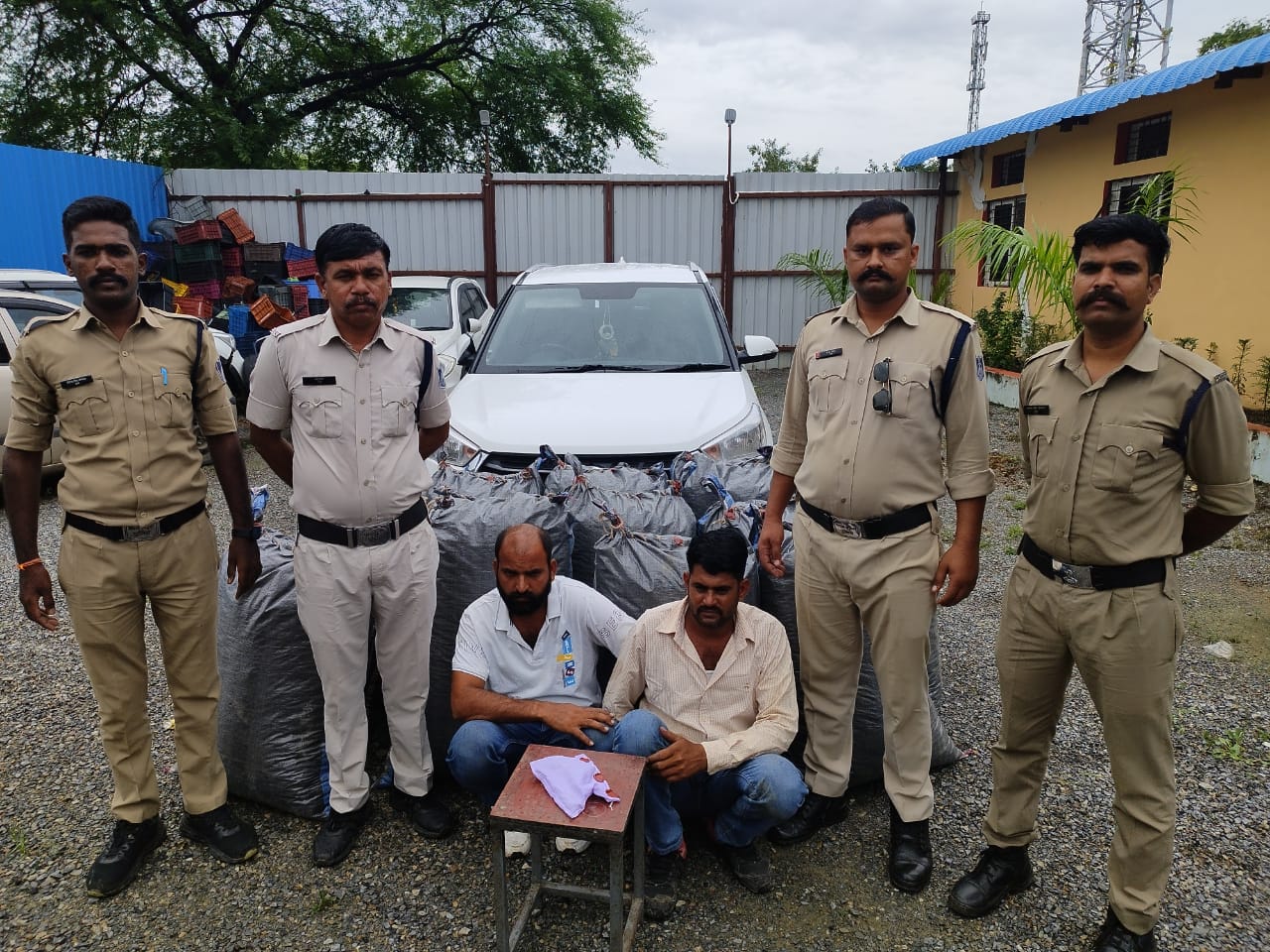 नयागांव पुलिस को मिली बड़ी सफलता, क्रेटा कार से  280 किलोग्राम अवैध मादक पदार्थ डोडाचूरा व एक अवैध देशी पिस्टल सहित 02 आरोपियों को पकडने में चौकी नयागाॅव को मिली सफलता 