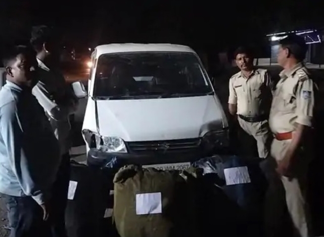 नीमच जिले की सिटी थाना पुलिस और मुखबिर की पुख्ता सूचना, जब तस्कर ने लगाया कार में टॉप गैर तो रास्ते में