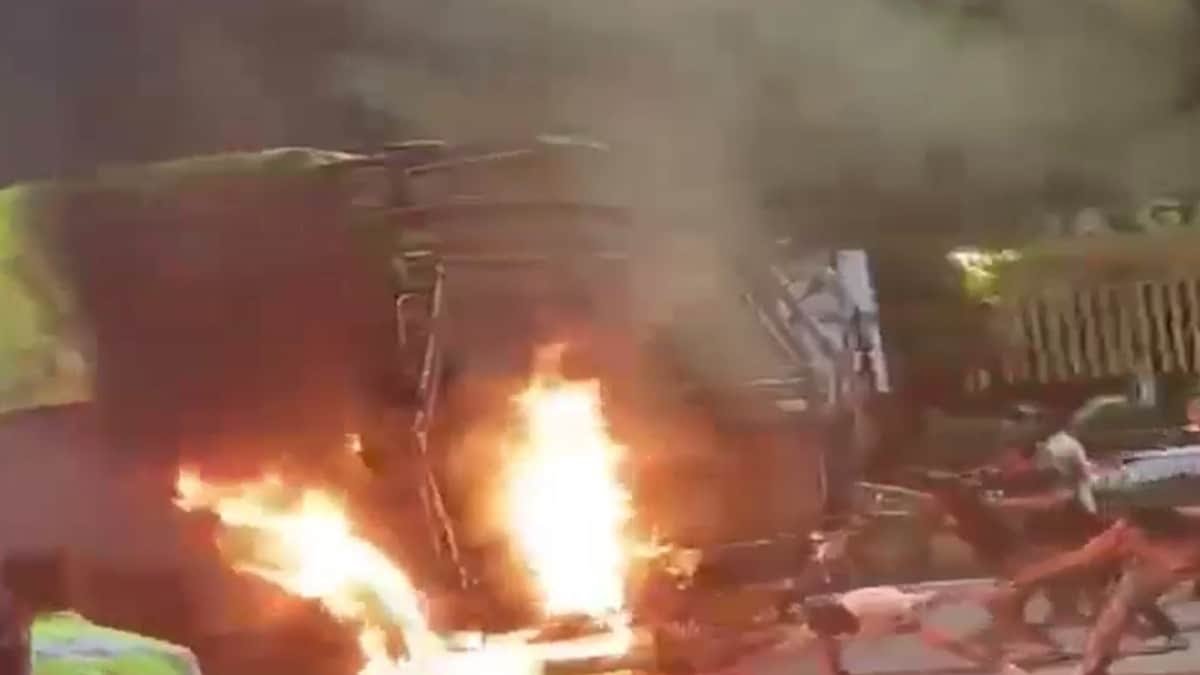 इंदौर में बेकाबू ट्रक ने लोगों को कुचला, दो की मौत, गुस्‍साई भीड़ ने गाड़ी में लगाई आग