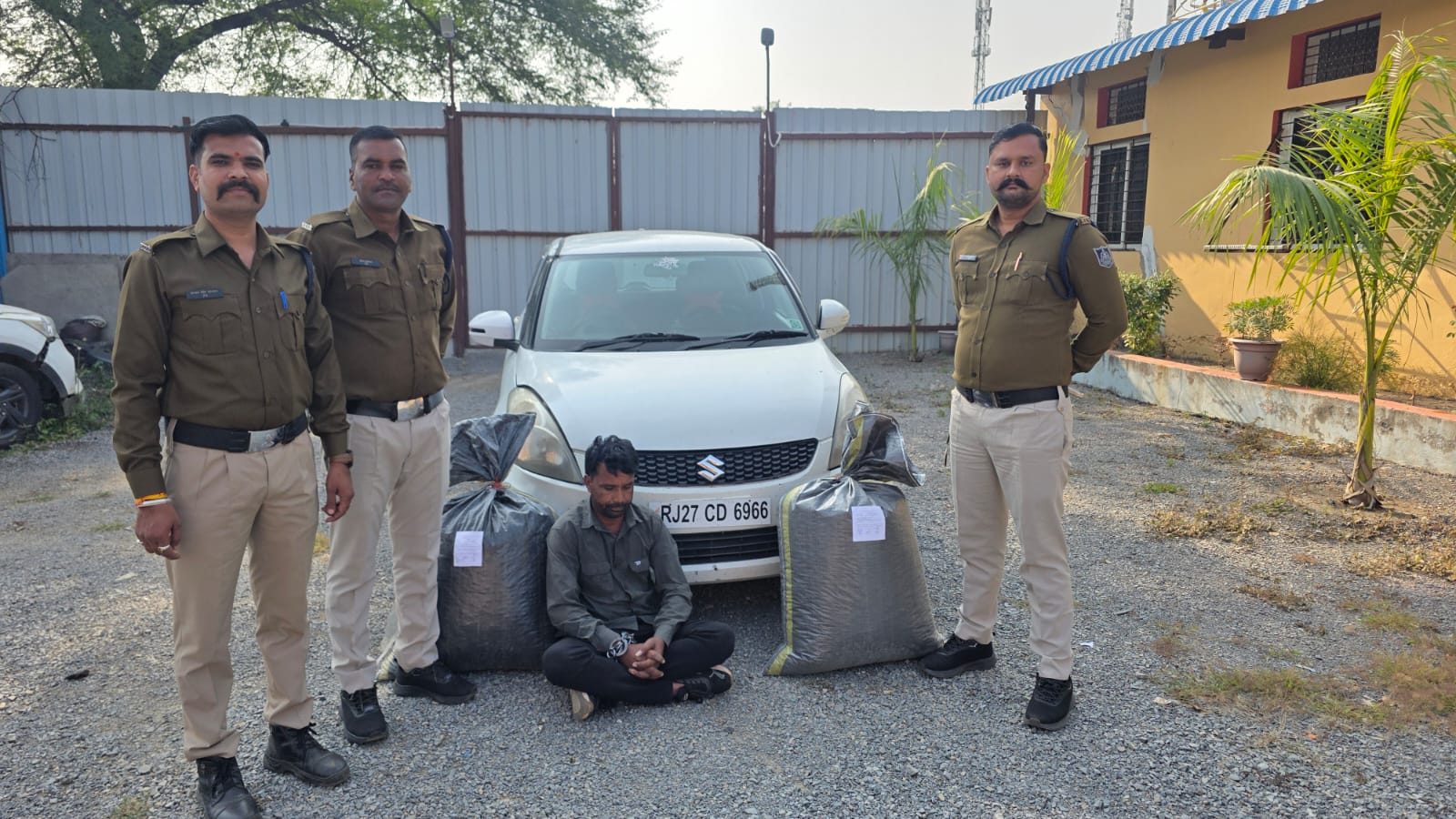 नयागांव पुलिस चौकी ने स्विफ्ट कार से 30 किलोग्राम अवैध डोडाचूरा पकड़ा,एक तस्कर को किया गिरफतार,पढ़ें ये खबर 