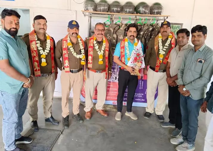 दलौदा थाना प्रभारी को ग्रामीणों ने किया सम्मानित -माला पहनाकर खिलाई मिठॉंई