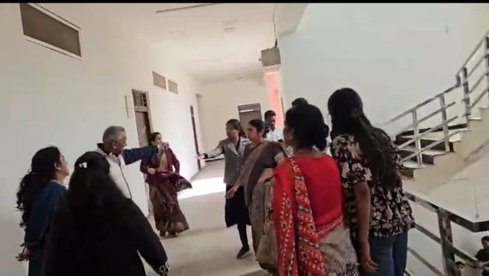 जीरन कॉलेज में जांच के दौरान हंगामा, प्राचार्य पर मारपीट का आरोप, थाने पहुँचा मामला: छात्र, जनप्रतिनिधि और स्टाफ ने घेरा जीरन थाना; FIR की मांग