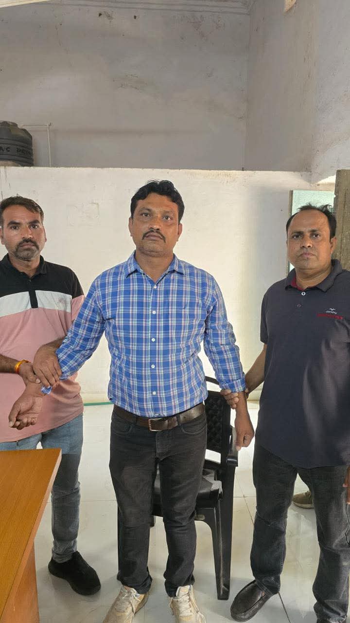 तहसील कार्यालय सुवासरा में 30 हजार की रिश्वत लेते पटवारी रंगे हाथों गिरफ्तार, लोकायुक्त उज्जैन की कार्रवाई, पहले भी ले चुका था 10 हजार रुपये