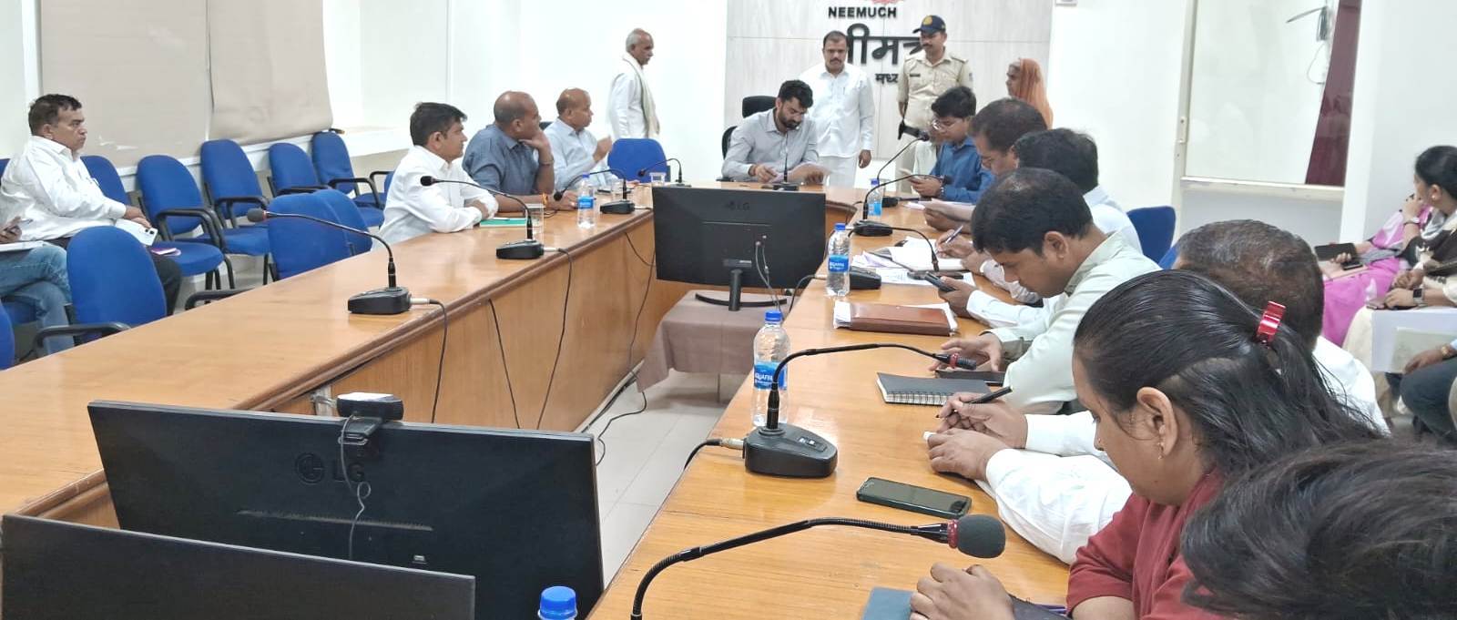 कलेक्‍टर ने की जनसुनवाई 74 आवेदको की सुनी समस्‍याएं