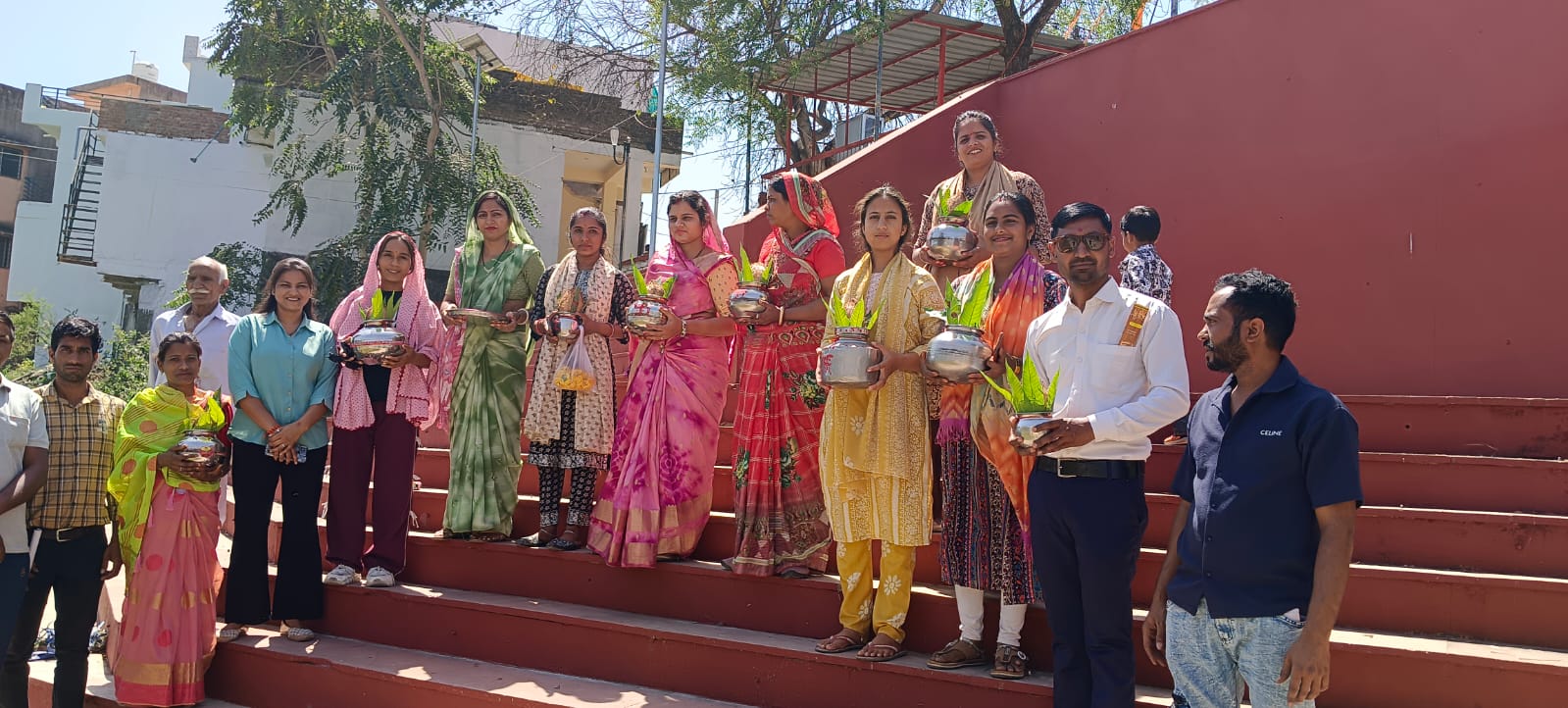 जल गंगा संवर्धन अभियान जलशक्ति से नवभक्ति के तहत अठाना में गंभीरी नदी का पूजन अर्चन कर चुनरी अर्पण कर किया दीपदान