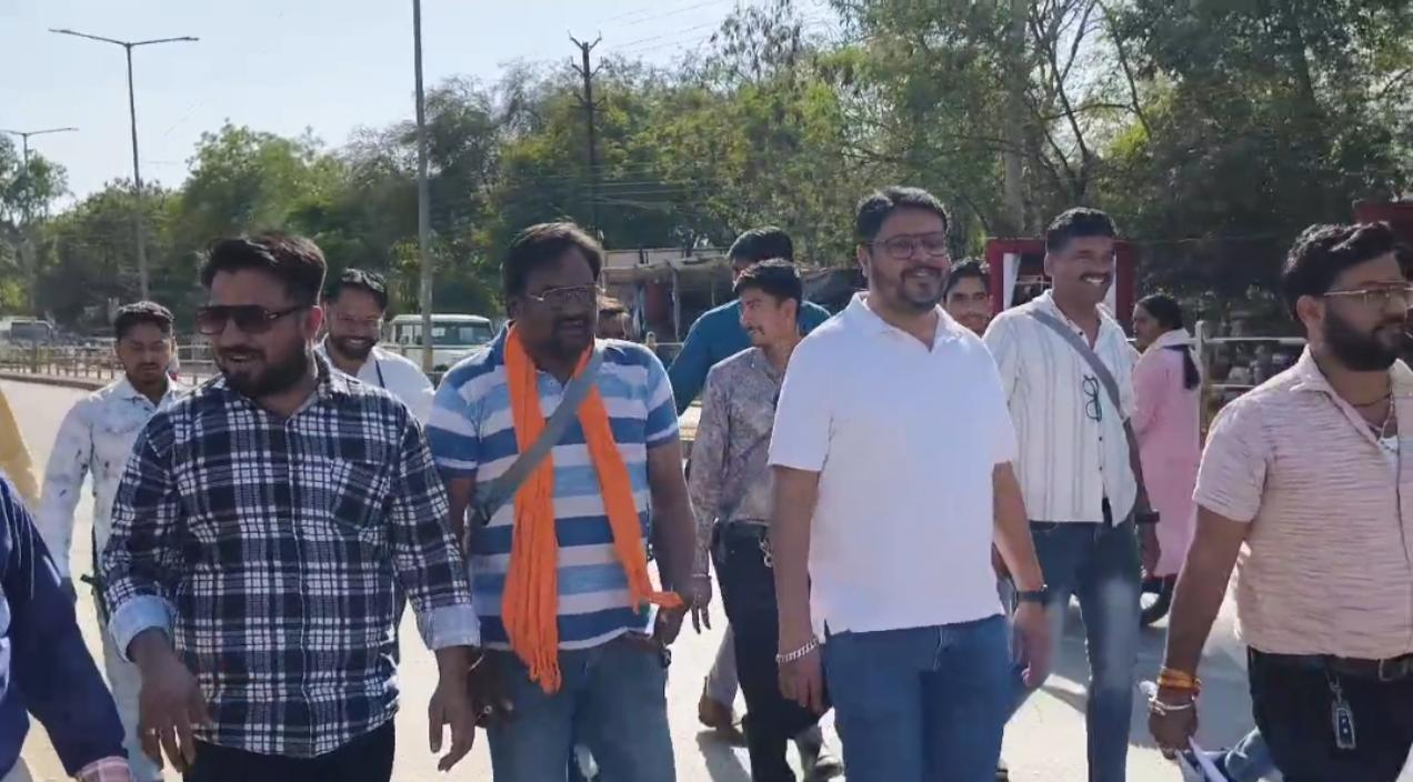 जिला युवा प्रेस क्लब नीमच की एकता लाई रंग, पत्रकार से बद्तमीजी करने वालो की नौकरी भी गई, प्रकरण भी दर्ज हुआ