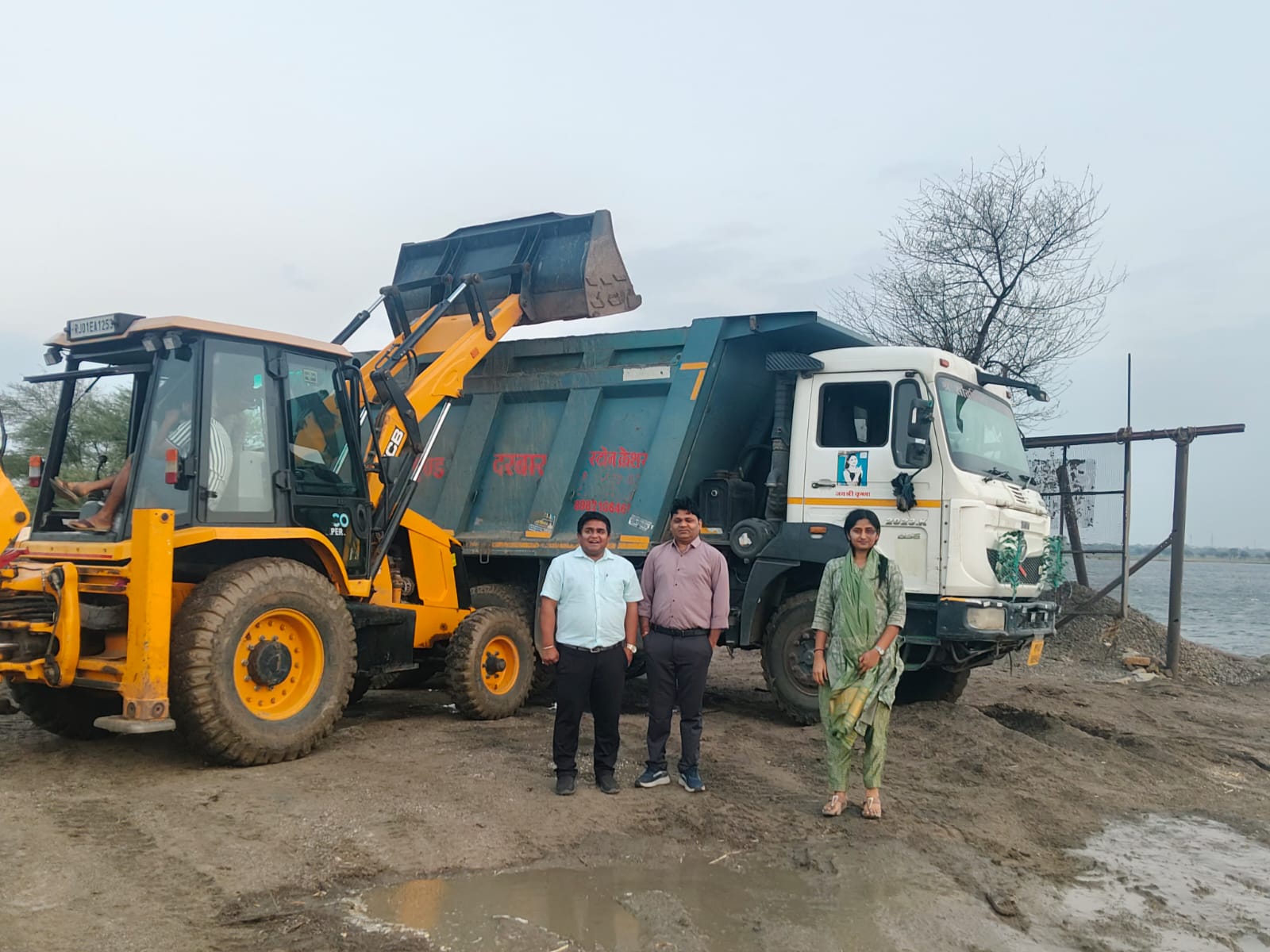 जिला प्रशासन की खान खेड़ी में बड़ी कार्रवाई,प्रशासन की टीम ने 15 डंपर रेत के स्टॉक को किया जप्त