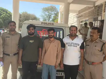 नीमच केंट पुलिस ने ऑनलाइन सट्टा लगाते तीन आरोपी को किया गिरफ्तार:1 लाख नकद,3 मोबाइल और लाखों का हिसाब जब्त