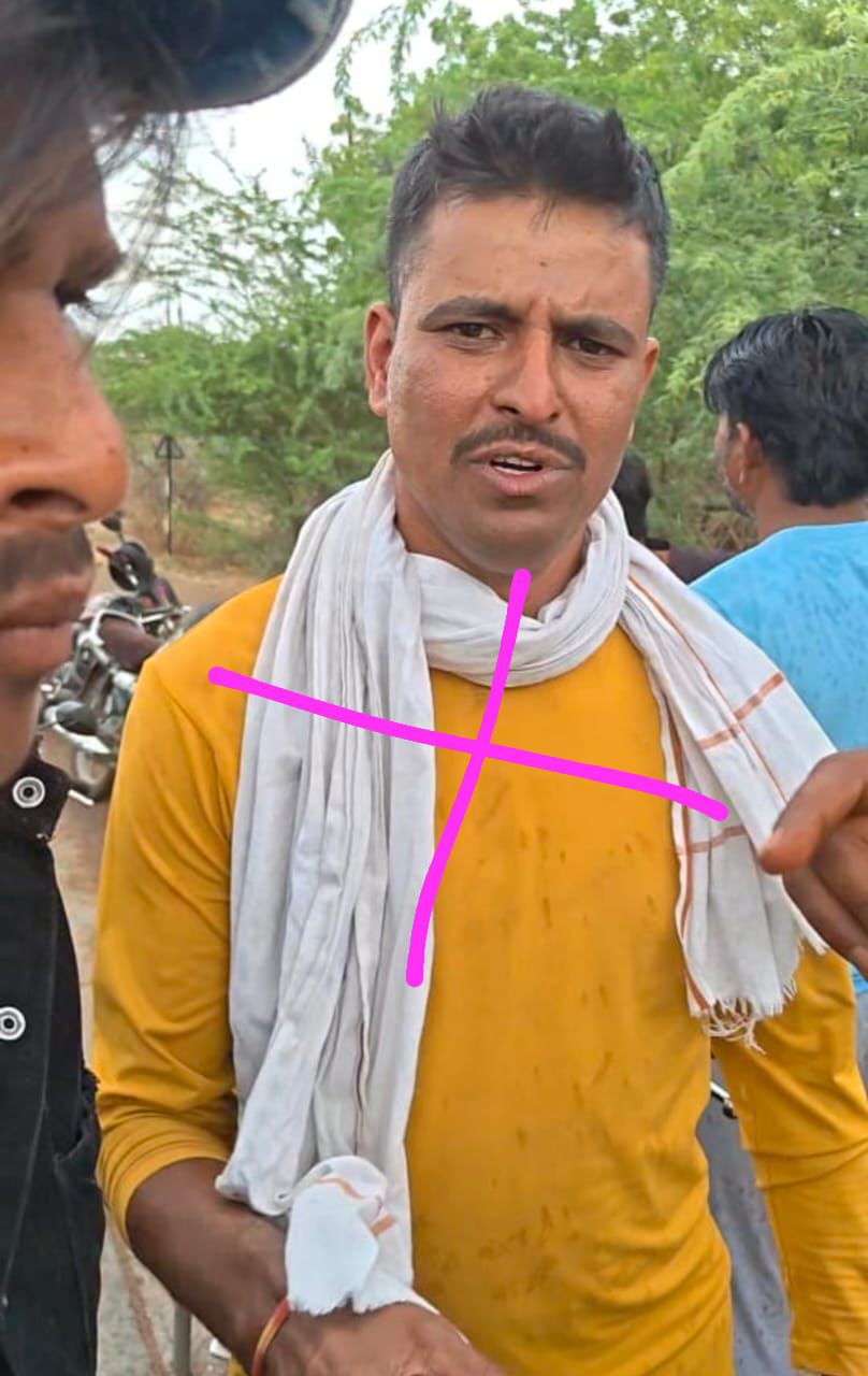 वर्दी को किया शर्मसार! छुट्टी पर आते ही ‘गुंडा’ बन जाता है ये फौजी, नीमच में जमकर मचाया तांडव— नीमच जिले में नशे में धुत फौजी और उसके साथियों ने राहगीरों को बेरहमी से पीटा— मारुति वैन के परखच्चे उड़ाए, सावन गांव में बावरी गैंग का आतंक— ग्रामीणों में भारी आक्रोश, पुलिस से की ‘सार्वजनिक जुलूस’ निकालने की मांग