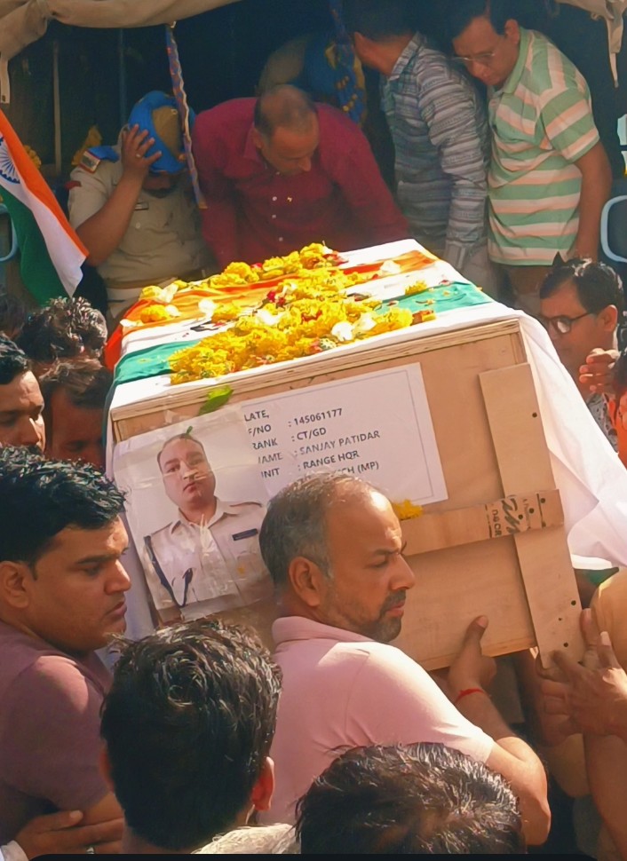 ​अंतिम सफर पर निकला जीरन का लाल: CRPF जवान संजय पाटीदार पंचतत्व में विलीन, ‘गार्ड ऑफ ऑनर’ के साथ दी गई विदाई