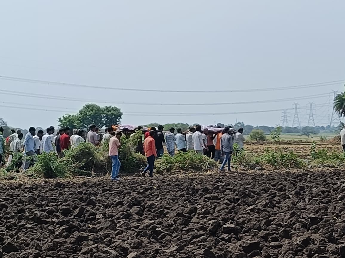 एक साथ जली पिता – पुत्र की चिता का धुआं देखकर रो पड़ा पूरा गांव