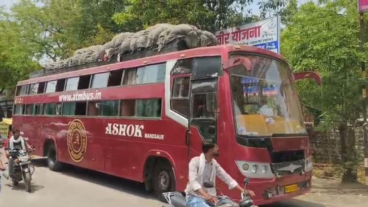 लग्जरी बसें या मालगाड़ी? यात्रियों की सुरक्षा से खिलवाड़ पर ‘अशोक ट्रेवल्स’ की बस जब्त, प्रशासन पर उठे सवाल