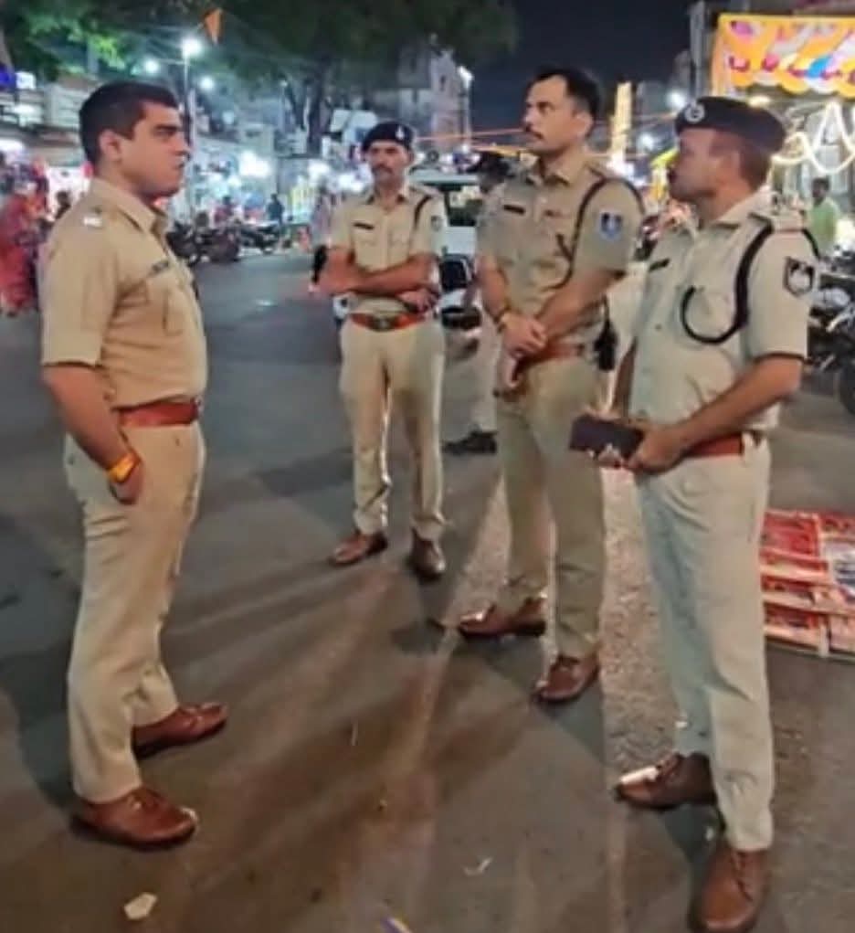 9 महीने, 90 तबादले! मंदसौर कप्तान विनोद कुमार मीना का ‘सिट्टी-पिट्टी गुम’ फॉर्मूला   सिफारिश बंद, ‘परफॉर्मेंस’ चालू! MP में पहली बार ऐसा सिस्टम: तस्करों से ‘जुगलबंदी’ खत्म: मन्दसौर SP विनोद कुमार मीना का नया चक्रव्यूह ,SP विनोद कुमार मीना का ‘सिस्टम हैंग’ करने वाला फॉर्मूला!… अब मन्दसौर में चलेगा सिर्फ और सिर्फ ‘परफॉर्मेंस’ का राज!” ,