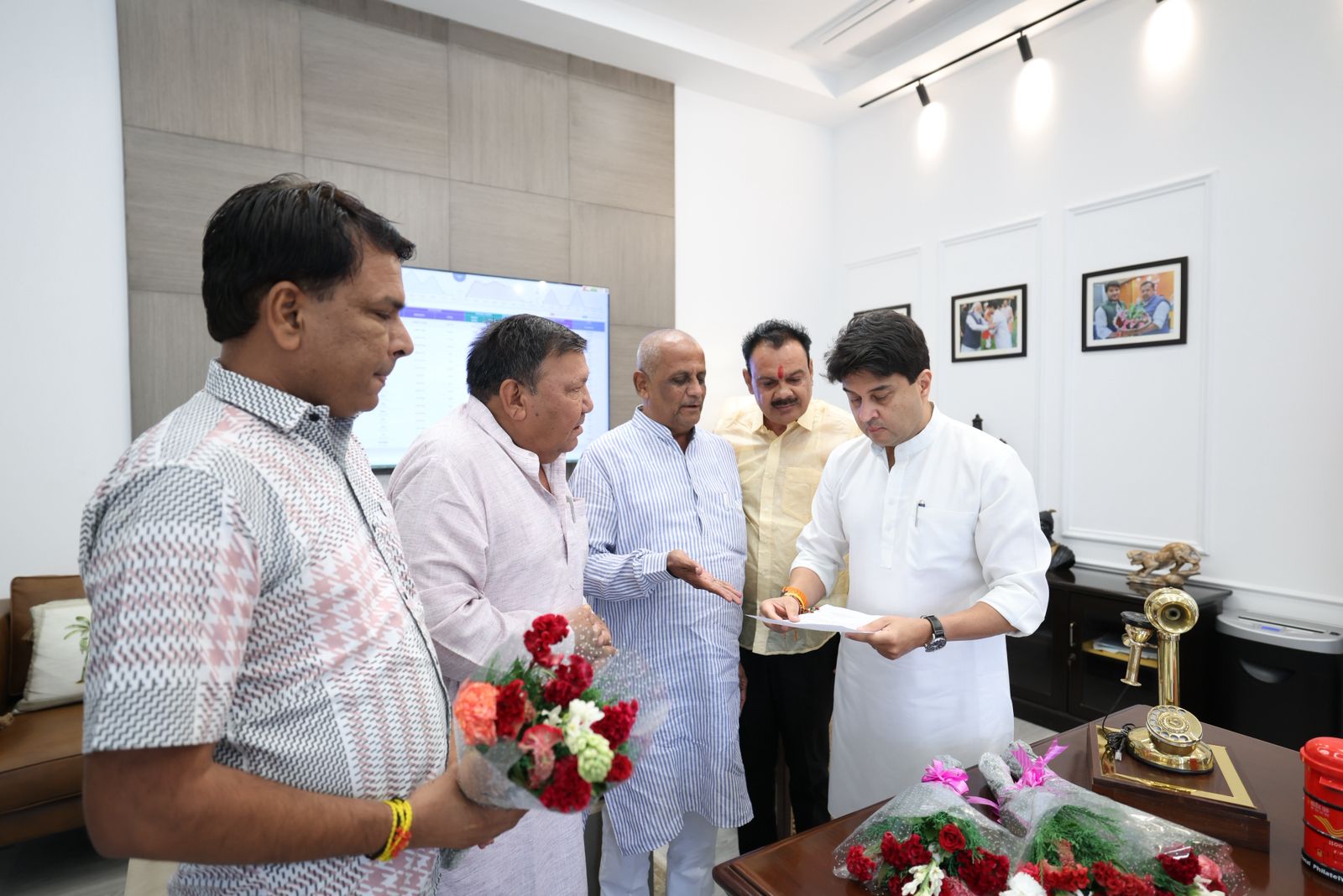 भाजपा के कद्दावर नेता सुरेंद्र सेठी ने केंद्रीय मंत्री ज्योतिरादित्य सिंधिया से मुलाकात करके विभिन्न विषयों पर चर्चा की, साथ ही नीमच जिले में आने का दिया न्यौता, यह पढ़े खबर..!