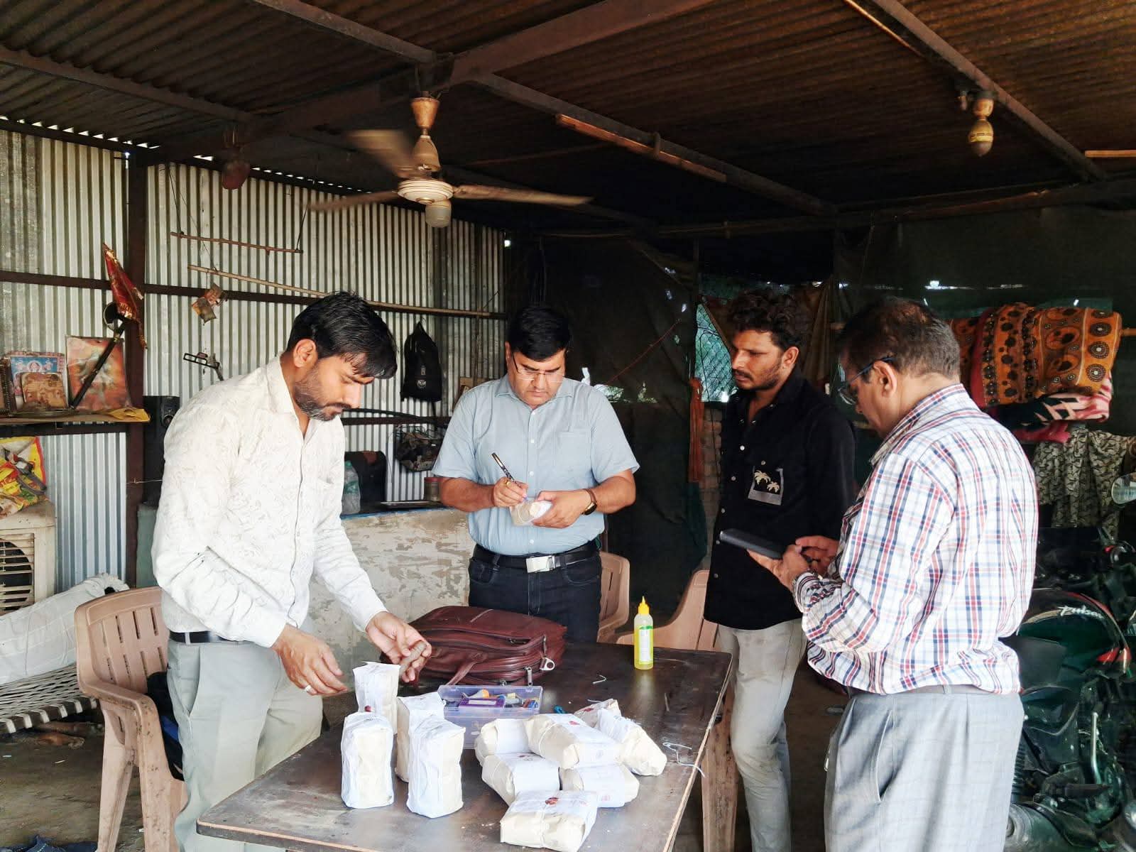 सीएम हेल्पलाइन की शिकायत पर खाद्य सुरक्षा टीम की कार्रवाई,मनासा में बिना पंजीयन व अस्वच्छ परिस्थितियों में संचालित दो रेस्टोरेंट शट डाउन,खाद्य सामग्री निर्माण-विक्रय बंद कराया,5 नमूने लेकर ,जांच हेतु भेजे