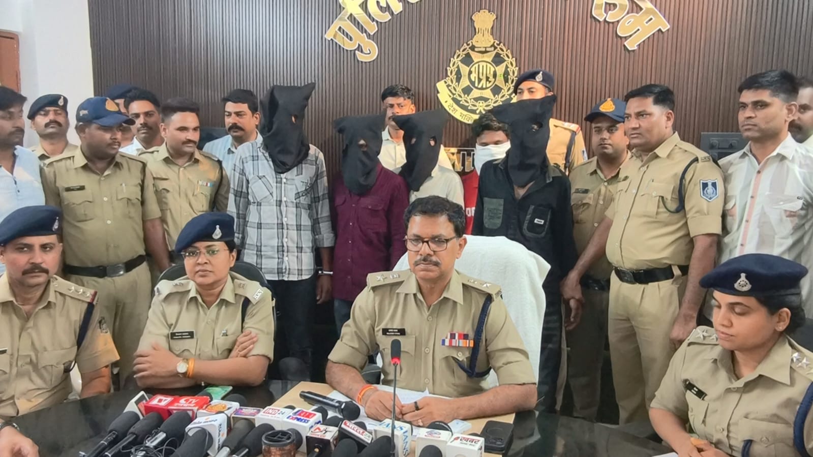 36 घंटे में पुलिस ने सुलझाई दिल्लीवरी कोरियर लूट और चाकूबाजी की वारदात, 5 आरोपी गिरफ्तार,मुख्य सरगना समेत पांच आरोपी गिरफ्तार, चाकू, बाइक और 90,800 रुपये बरामद