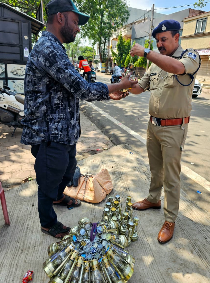 खाकी का दिल: डिजिटल युग में टीआई को याद आया बचपन, सड़क पर लालटेन बेच रहे युवक से खरीदे 10 लालटेन! सोशल मीडिया पर वीडियो देख मौके पर पहुंचे मनासा टीआई निलेश अवस्थी, थाना प्रभारी की दरियादिली देख शहर के व्यापारियों ने भी खरीदे लालटेन 