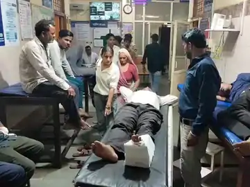 चीताखेड़ा बस स्टैंड पर बेकाबू कार भीड़ में घुसी, 14 घायल