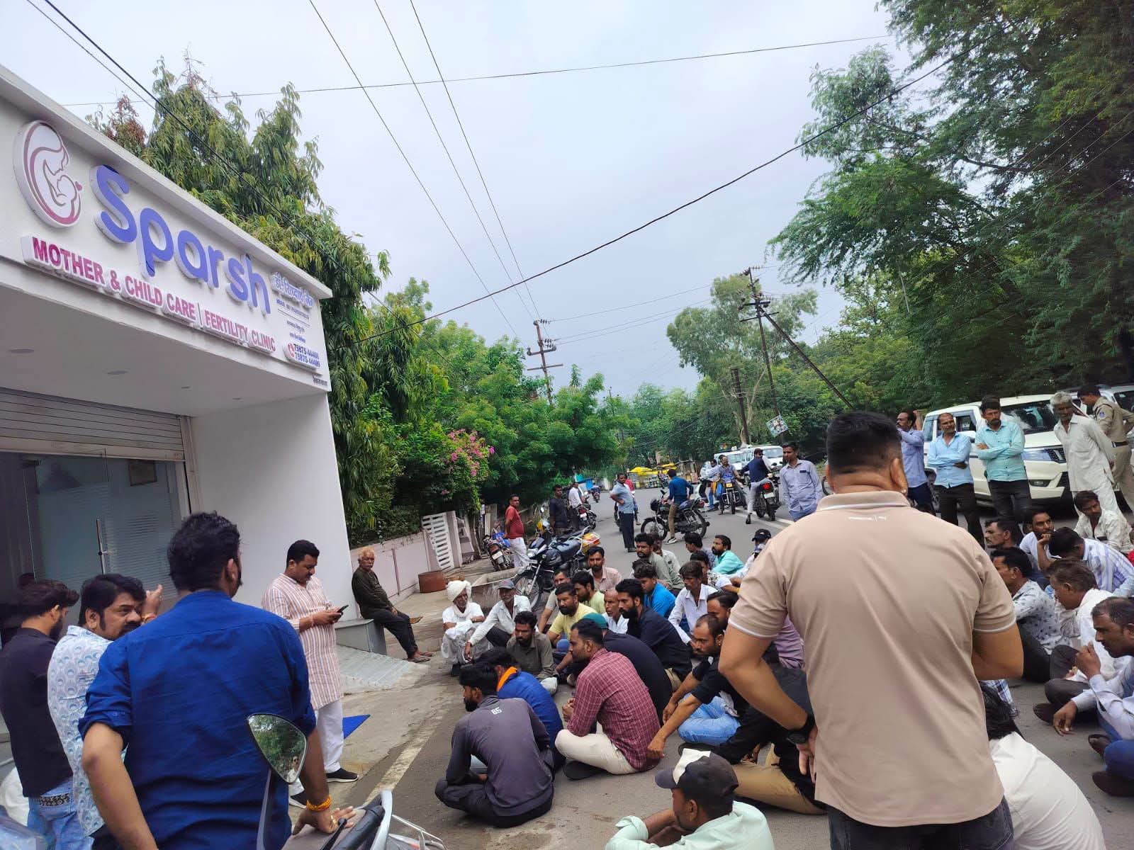 मंदसौर में प्रसूता की मौत के बाद बवाल, परिजनों ने डॉक्टर पर लापरवाही का लगाया आरोप