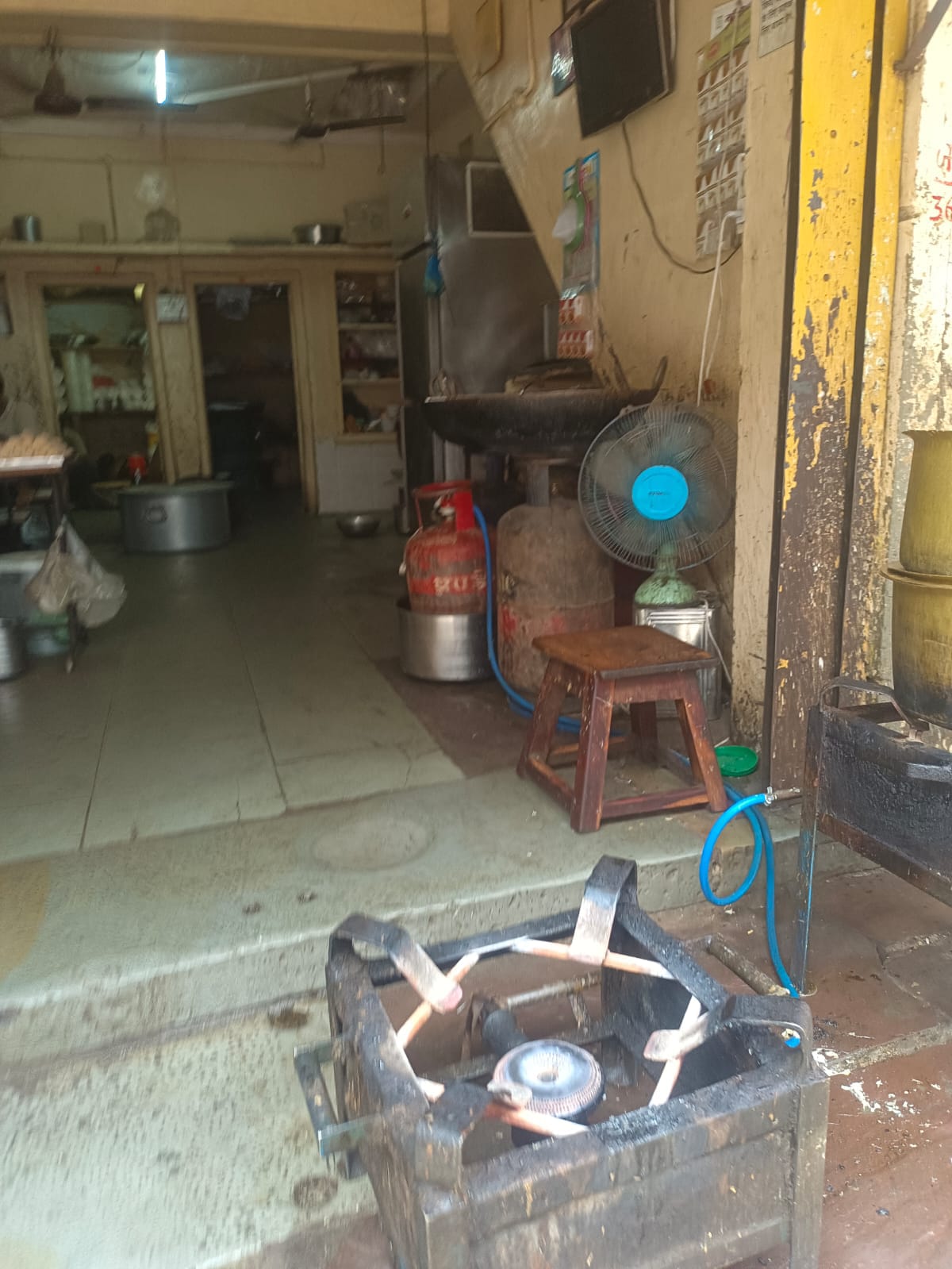 घरेलू गैस सिलेंडर के अवैध व्यावसायिक उपयोग पर तीन प्रतिष्ठानों के विरुद्ध की गई कार्रवाई