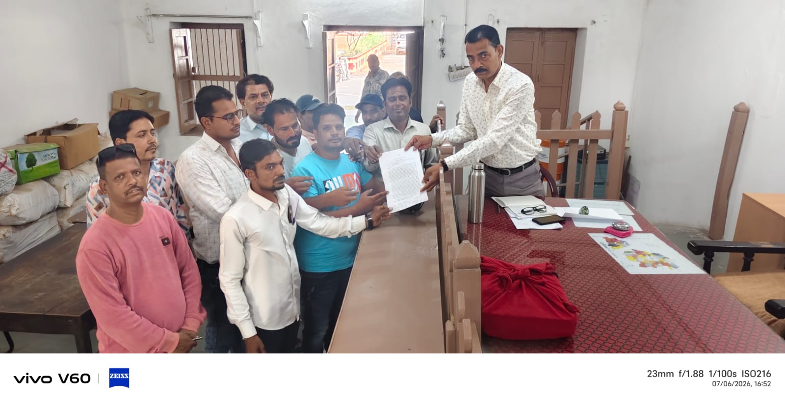 स्वतंत्र पत्रकार को जान से मारने की धमकी का मामला: निम्बाहेड़ा के पत्रकारों ने सौंपा ज्ञापन, त्वरित कार्रवाई की मांग,पत्रकार सुरक्षा और अभिव्यक्ति की स्वतंत्रता पर हमला बर्दाश्त नहीं : मीडियाकर्मी