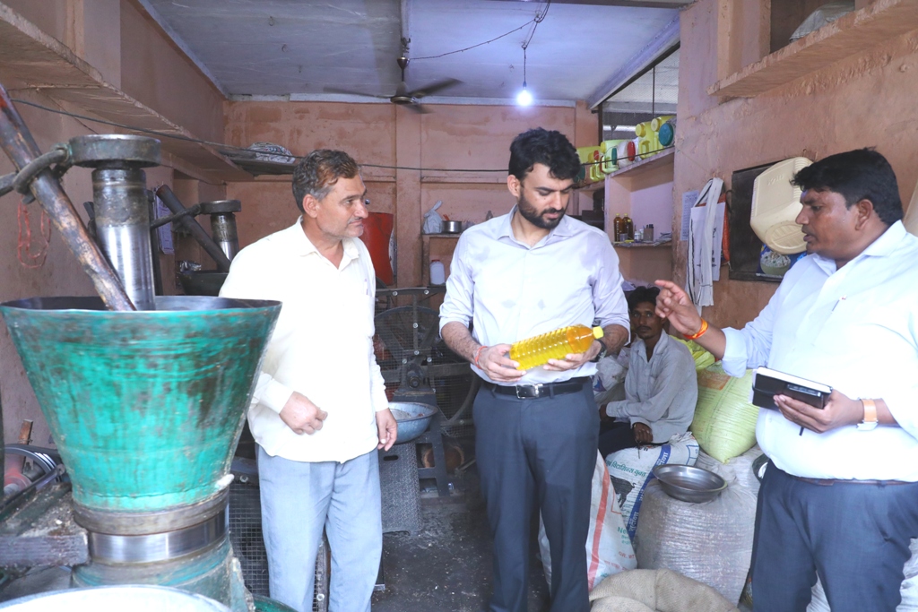 कलेक्टर ने जावी में पूजा घाणी एवं लघु उद्योग का किया निरीक्षण,पीएमएफएमई योजना के तहत स्थापित इकाई का लिया जायजा