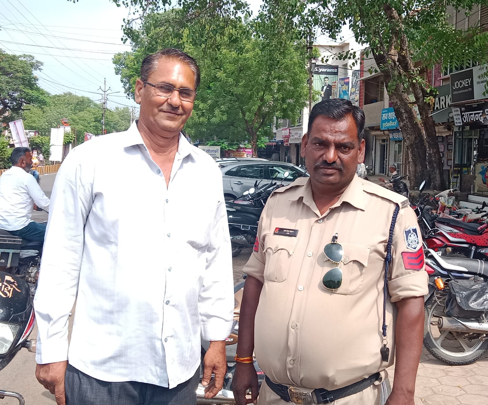 ईमानदारी की मिसाल: ट्रैफिक पुलिस के प्रधान आरक्षक ने लौटाया खोया पर्स, इनाम लेने से किया इंकार